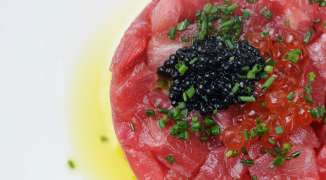 Tartar de atún con diferentes caviares